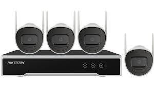 Hikvision DS-J142I(STD)/NK844WBH-1T 4MP H.265 Bullet Wi-Fi camera's liggen op opnameproduct